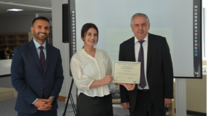 Сотрудница РЦСС, показавшая высокие результаты на курсах английского языка, организованных посольством США в Азербайджане, награждена двумя сертификатами