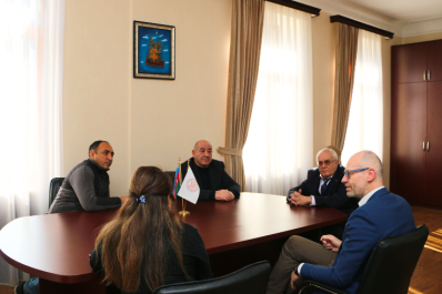 Профессор Оксфордского университета Ричард Волкер находится с визитом в Баку