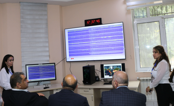 Руководитель Национальной академической сети и информационного центра TUBITAK посетил Республиканский Центр Сейсмологической Службы НАНА